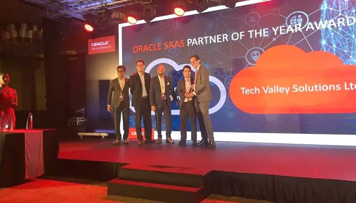 MD Sir Receiving Oracle Partner Of The Year Award